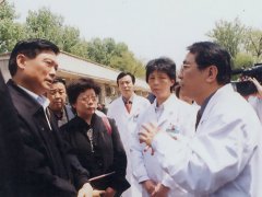 2003年北京市委书记刘淇视察医院